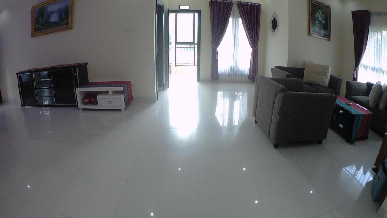 Villa Dira Bogor Eksteriør billede