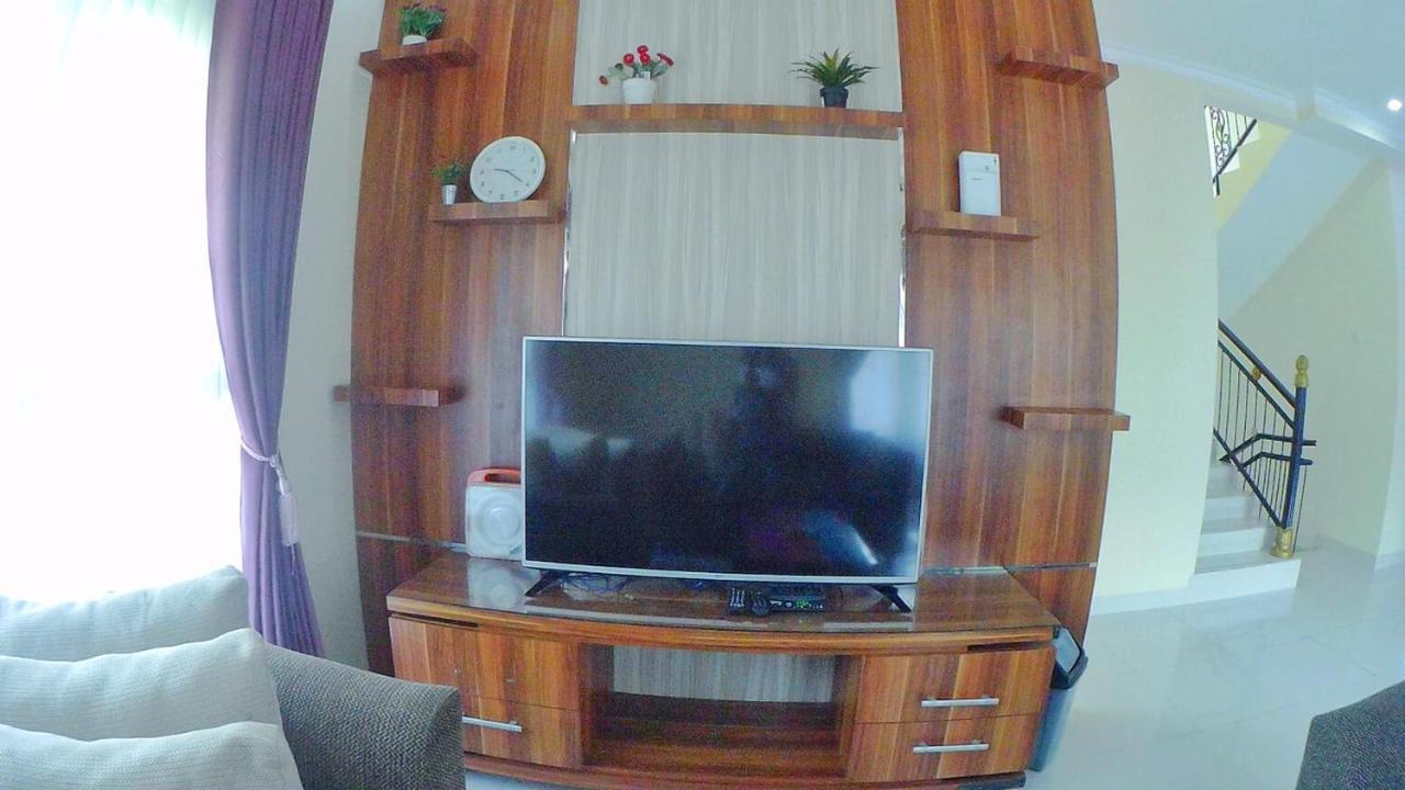 Villa Dira Bogor Eksteriør billede